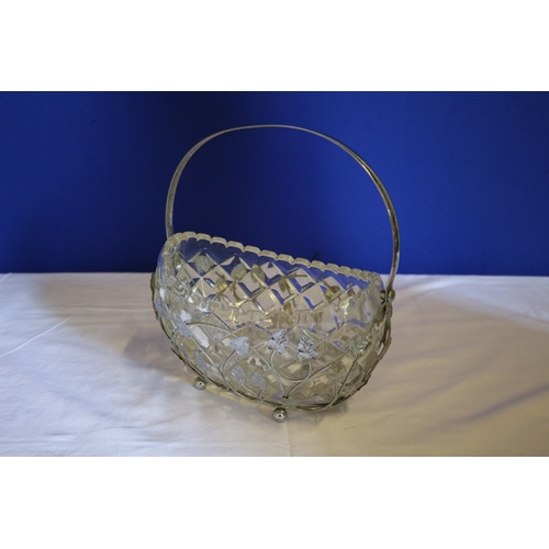 538 - Ornate Heavy Glass Basket Design Bowl in an Ornate Metal Holder