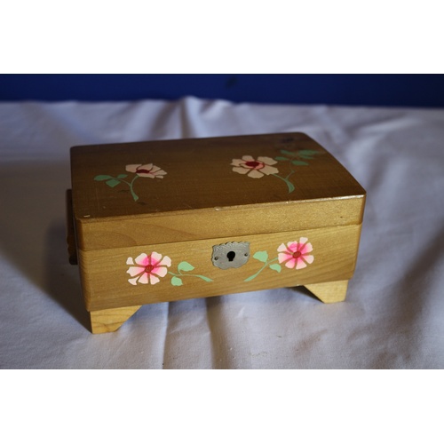 539 - Collection of 4 Musical Jewellery Boxes - Mirror is broken on one of them