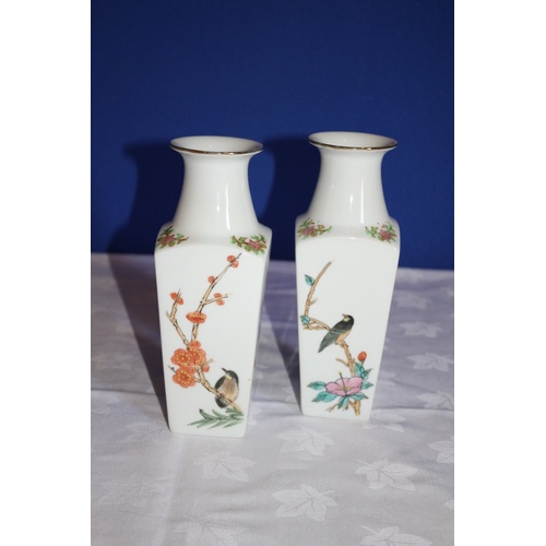 568 - 2 Chinese Vases