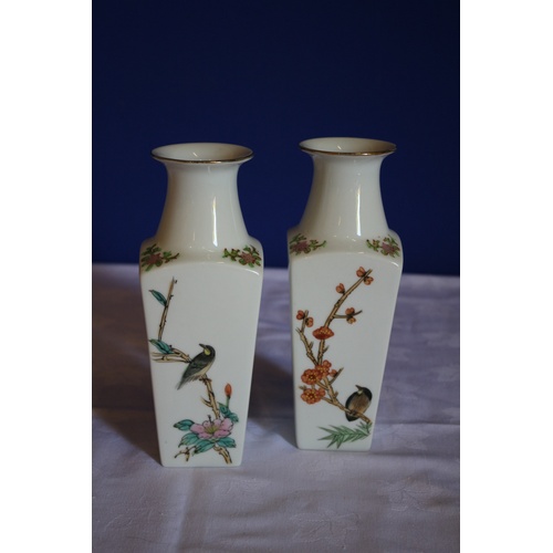 568 - 2 Chinese Vases