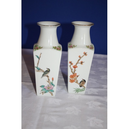 568 - 2 Chinese Vases