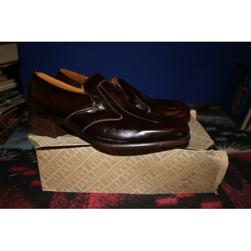 637 - Pair of Vintage Leather Line Shoes