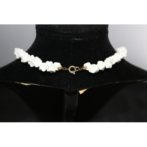 686 - Decorative Flower Design Necklace and Bracelet Set