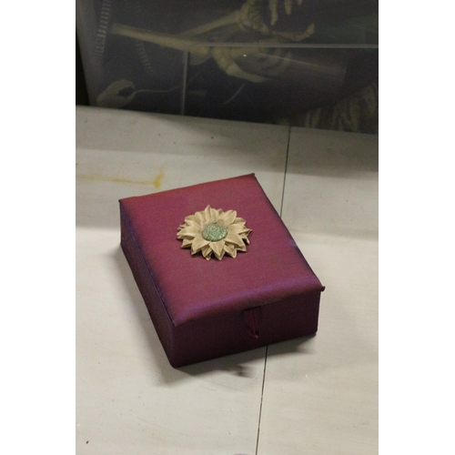 680 - Vintage Cushioned Jewellery Box with Flower on the Lid - Ring Holders and Mirror that Locks into Pla... 