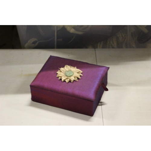 680 - Vintage Cushioned Jewellery Box with Flower on the Lid - Ring Holders and Mirror that Locks into Pla... 