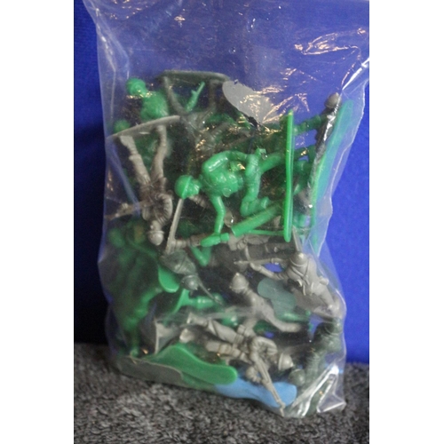 27 - Bag od Vintage Plastic Toy Soldiers