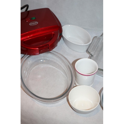 173 - ALL FUNDS TO LAST CHANCE ANIMAL RESCUE
American Cupcake Maker, 4 Pyrex dishes and one large dish mar... 