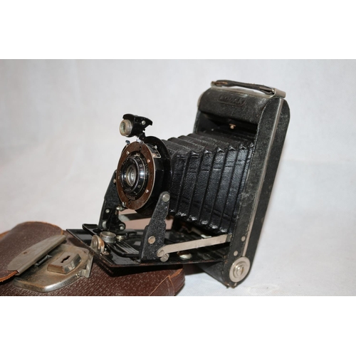 182 - A selection of photographic equipment, including cased Kodak bellow camera, Instamatic 100, Etude pr... 