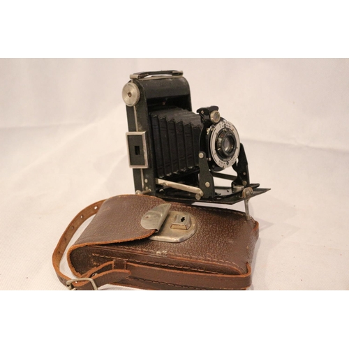 182 - A selection of photographic equipment, including cased Kodak bellow camera, Instamatic 100, Etude pr... 