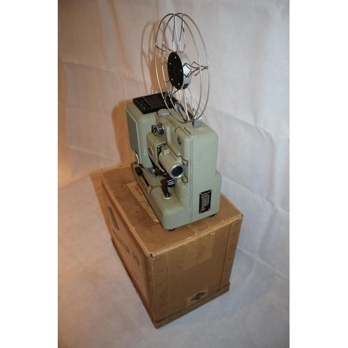 207 - Eumig projektor P8. Austrian vintage projector, not complete and un-tested