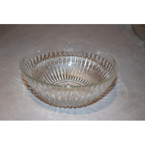 225 - A selection of glass bowls and dishes