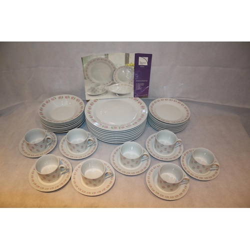 31 - Tabletop Chintz Dinnerware, full set with 40 pieces, complete with leaflet.