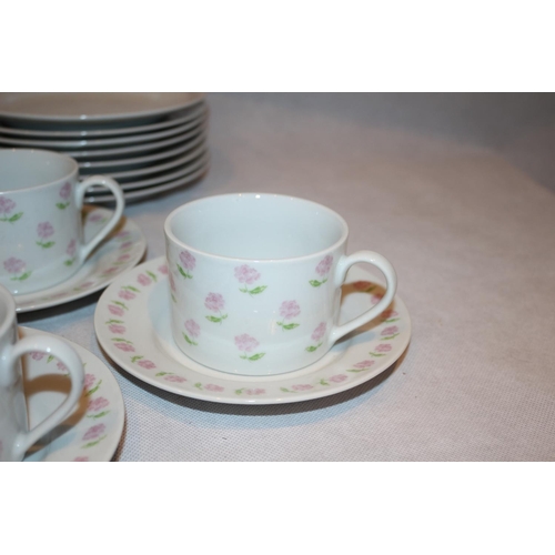 31 - Tabletop Chintz Dinnerware, full set with 40 pieces, complete with leaflet.