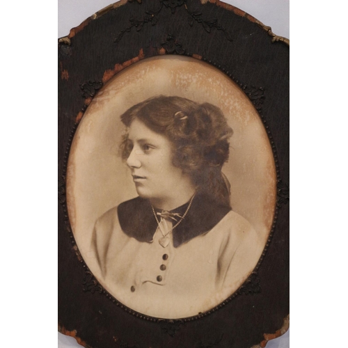 50 - Charming photograph of a Victorian/Edwardian Lady in oval frame