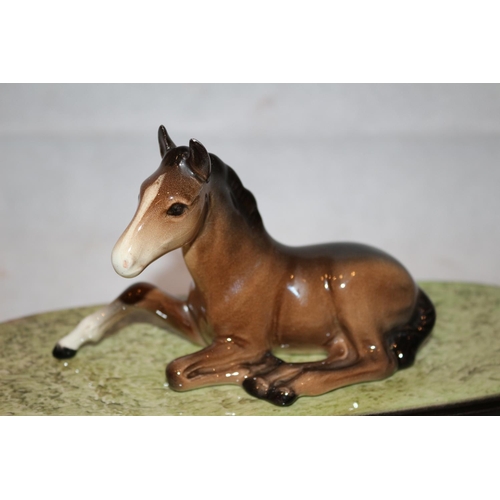 81 - Beswick collectable lying down foal No 915 comes with Beswick stand no 2