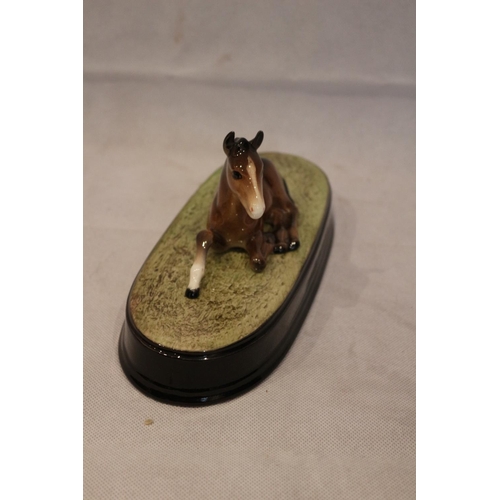 81 - Beswick collectable lying down foal No 915 comes with Beswick stand no 2