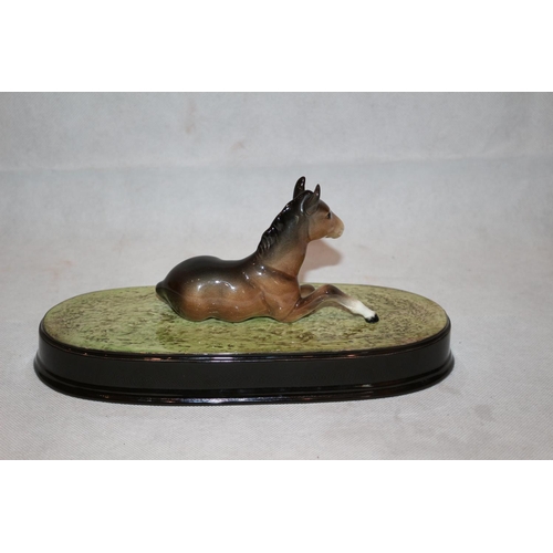 81 - Beswick collectable lying down foal No 915 comes with Beswick stand no 2