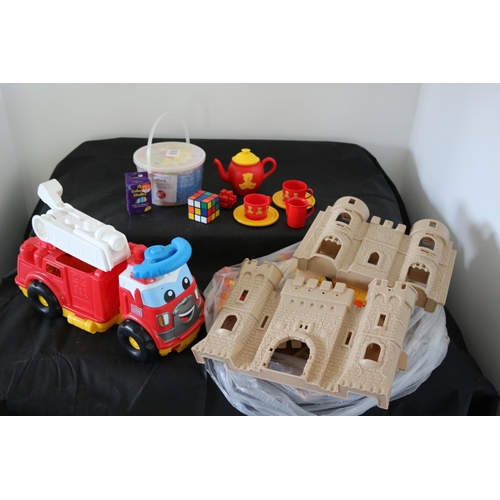 142 - A LARGE SELECTION OF CHILDREN'S TOYS INCLUDING A CASTLE AND PAVEMENT CHALK