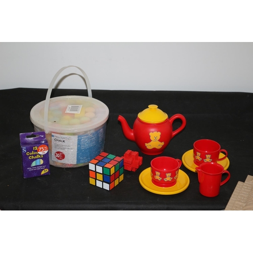 142 - A LARGE SELECTION OF CHILDREN'S TOYS INCLUDING A CASTLE AND PAVEMENT CHALK