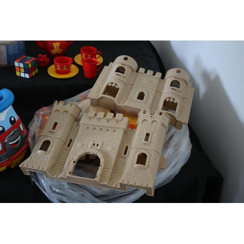 142 - A LARGE SELECTION OF CHILDREN'S TOYS INCLUDING A CASTLE AND PAVEMENT CHALK