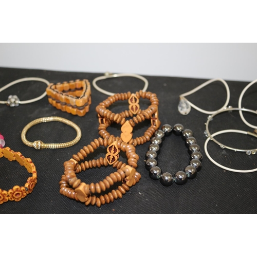 171 - A Selection of Ghanaian Jewellery