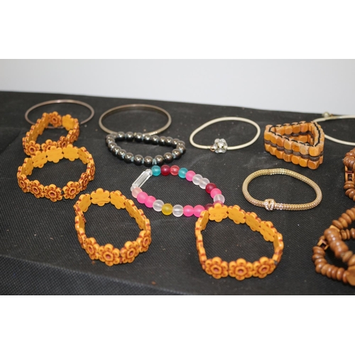 171 - A Selection of Ghanaian Jewellery