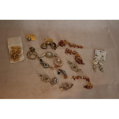 206 - A Selection of Indian Style Costume Jewellery