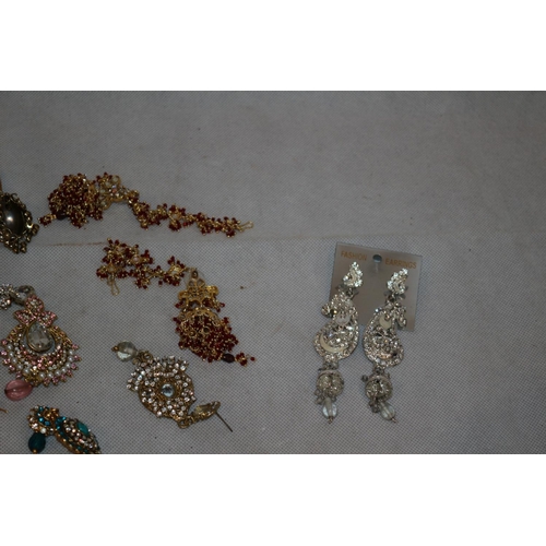 206 - A Selection of Indian Style Costume Jewellery