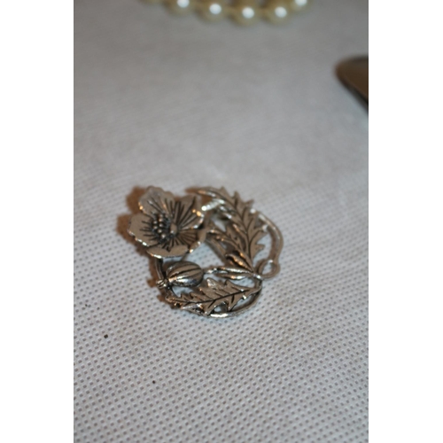 270 - A Collection of Mostly Vintage Brooches Jewellery