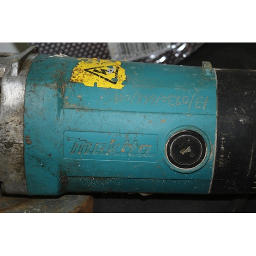 347 - A Heavy Duty Makita 110v Angel Grinder with new Discs 
Vendor assured working when Listed