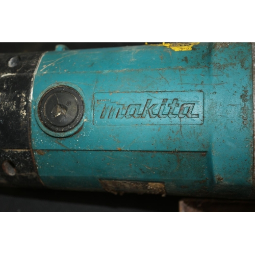 347 - A Heavy Duty Makita 110v Angel Grinder with new Discs 
Vendor assured working when Listed