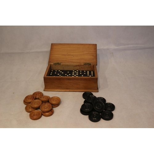 363 - A Charming Vintage Wooden Box Containing 24 Draught Pieces and 27 Dominoes pieces