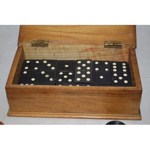 363 - A Charming Vintage Wooden Box Containing 24 Draught Pieces and 27 Dominoes pieces