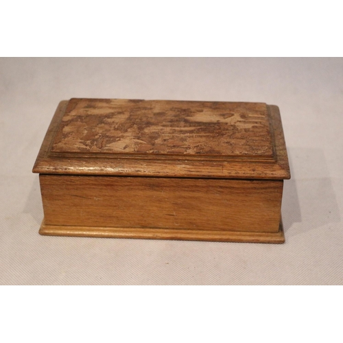 363 - A Charming Vintage Wooden Box Containing 24 Draught Pieces and 27 Dominoes pieces