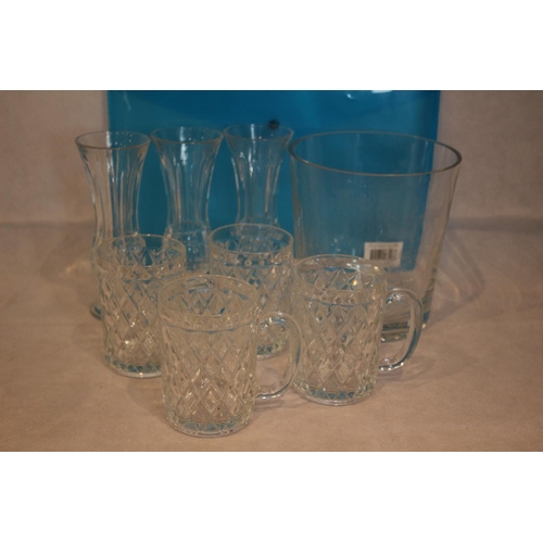 430 - 8 Pieces of glassware including small beer glasses