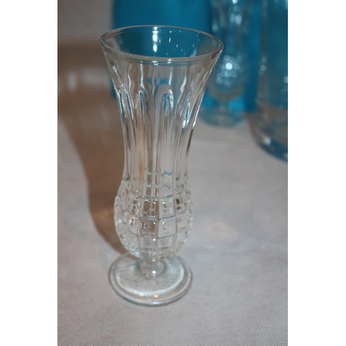 430 - 8 Pieces of glassware including small beer glasses