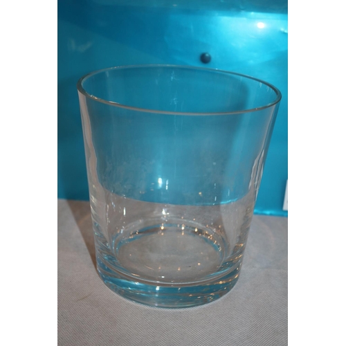 430 - 8 Pieces of glassware including small beer glasses