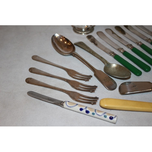 433 - A selection of mainly flatware