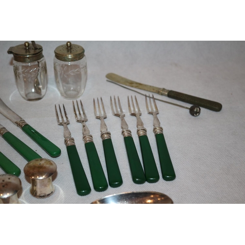 433 - A selection of mainly flatware