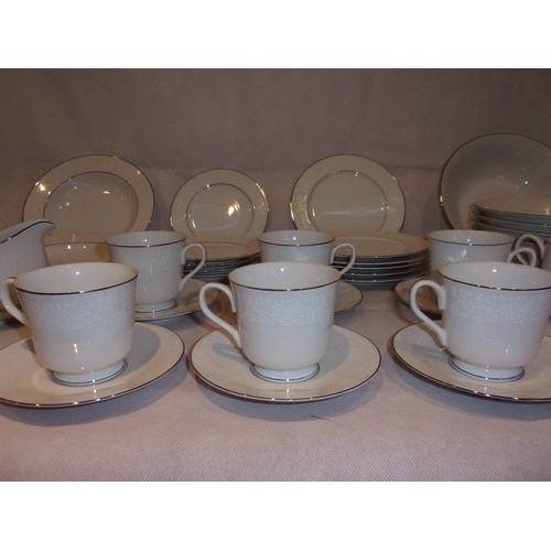 12 - Four Crowns China Japan Southampton Dinnerware 32 Pieces