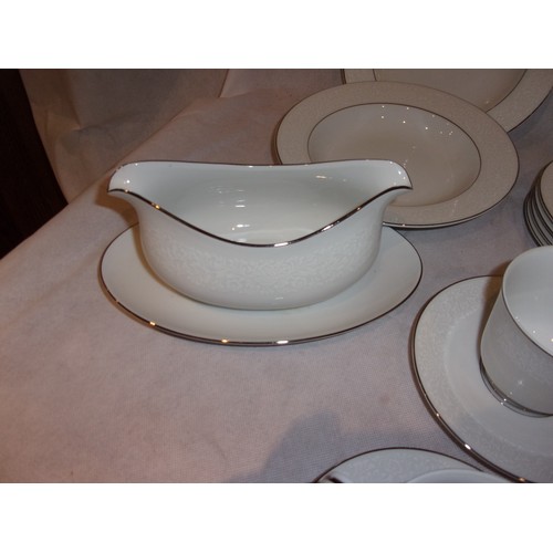 12 - Four Crowns China Japan Southampton Dinnerware 32 Pieces