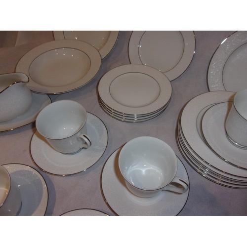 12 - Four Crowns China Japan Southampton Dinnerware 32 Pieces