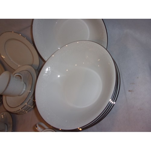 12 - Four Crowns China Japan Southampton Dinnerware 32 Pieces