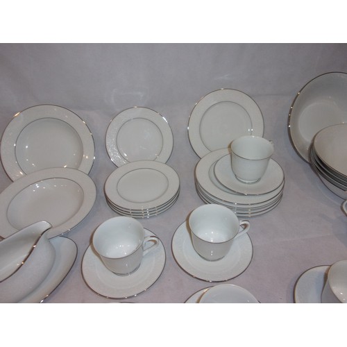 12 - Four Crowns China Japan Southampton Dinnerware 32 Pieces