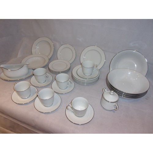 12 - Four Crowns China Japan Southampton Dinnerware 32 Pieces