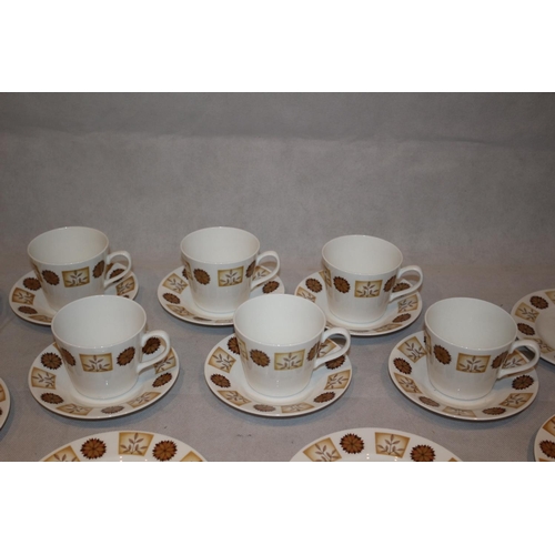 71 - Nice Selection of Royal Vale Crockery - 18 Piece