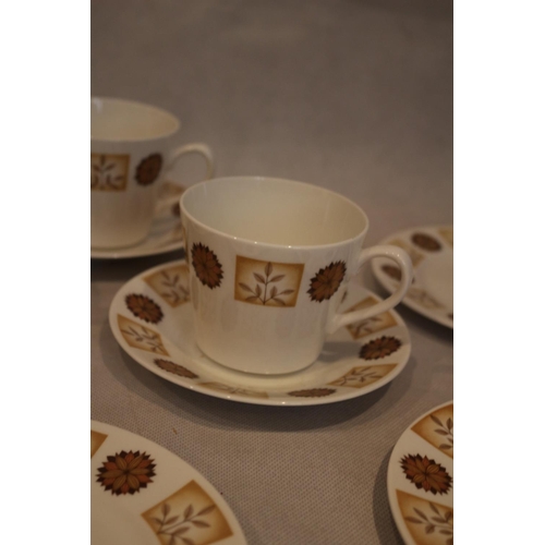 71 - Nice Selection of Royal Vale Crockery - 18 Piece