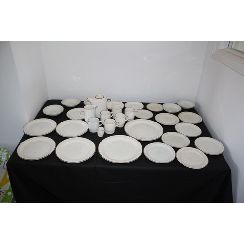 555 - 32 Piece Poole Pottery Crockery Set