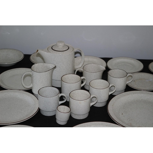 555 - 32 Piece Poole Pottery Crockery Set