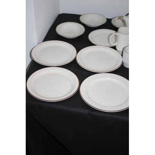 555 - 32 Piece Poole Pottery Crockery Set